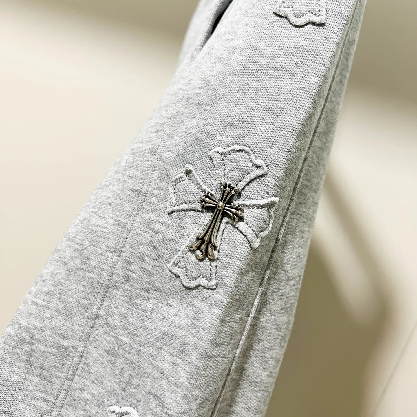 P260 chromehearts/Chrome heart selected 400g custom fabric sweatpants, classic side patch cross embroidery🪡hardware crafts logo, official synchronization, 1:1 original mold opening, fashion personality, versatile trend, pure original quality, original washed fabric, tag, collar label, washed wheat, complete three labels, color: black, gray. Size: M-3XL